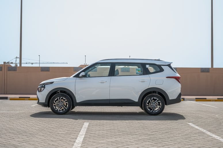 KIA Carens (Wei&szlig;), 2024  zur Miete in Abu Dhabi