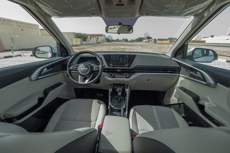 KIA Carens (Wei&szlig;), 2024  zur Miete in Abu Dhabi