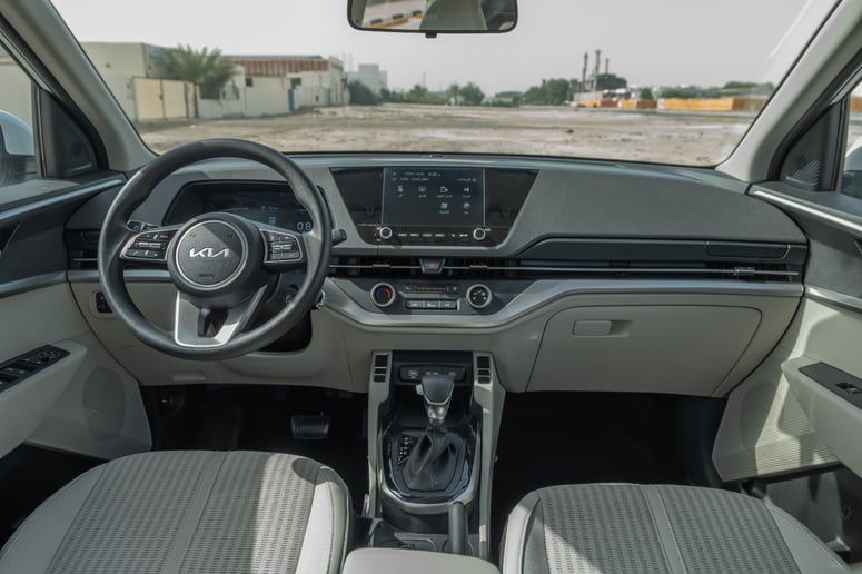 KIA Carens (Wei&szlig;), 2024  zur Miete in Abu Dhabi