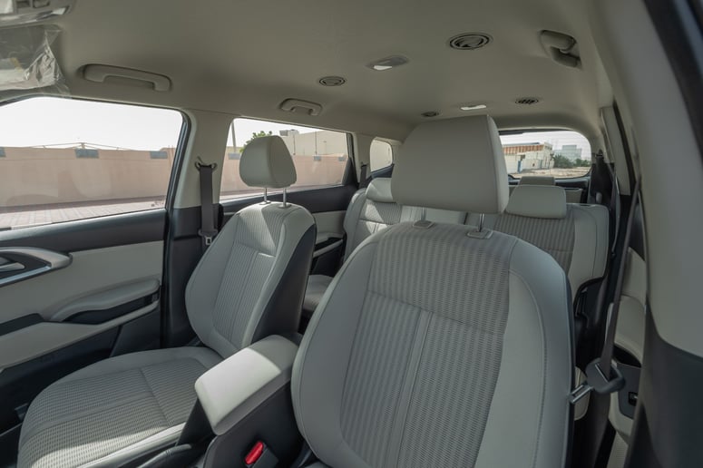 KIA Carens (Wei&szlig;), 2024  zur Miete in Abu Dhabi