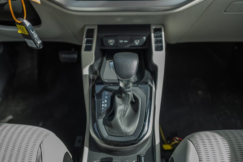 KIA Carens (Wei&szlig;), 2024  zur Miete in Abu Dhabi