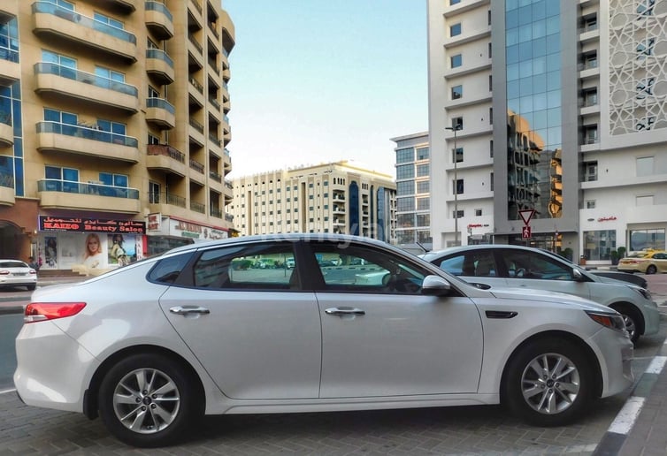 Dubai'de kiralık KIA Optima (Beyaz), 2017