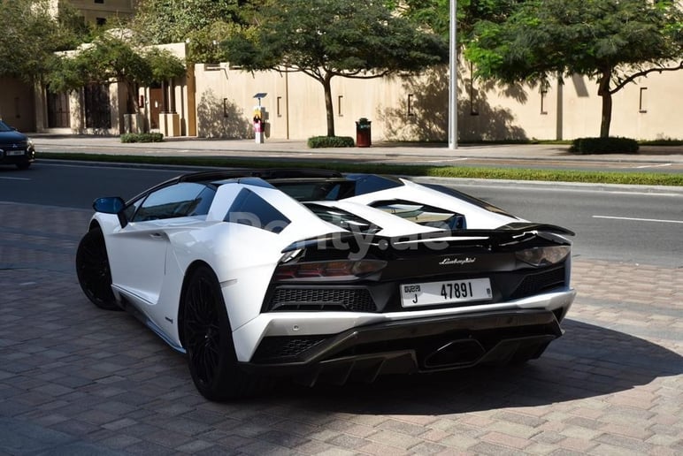 Lamborghini Aventador S Roadster (Blanco), 2020 para alquiler en Dub&aacute;i