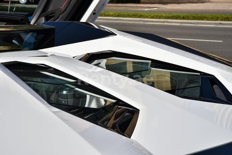 Lamborghini Aventador S Roadster (Blanco), 2020 para alquiler en Dub&aacute;i