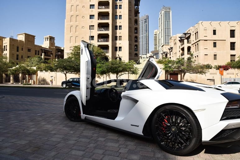Lamborghini Aventador S Roadster (Blanco), 2020 para alquiler en Dub&aacute;i