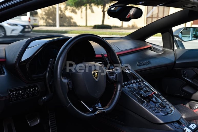 Lamborghini Aventador S Roadster (Blanco), 2020 para alquiler en Dub&aacute;i