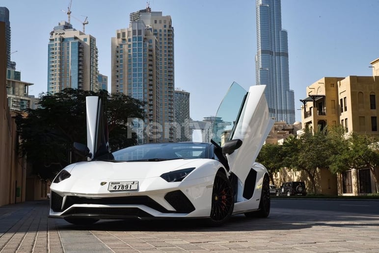 Lamborghini Aventador S Roadster (Blanco), 2020 para alquiler en Dub&aacute;i
