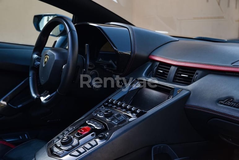 Lamborghini Aventador S Roadster (Blanco), 2020 para alquiler en Dub&aacute;i