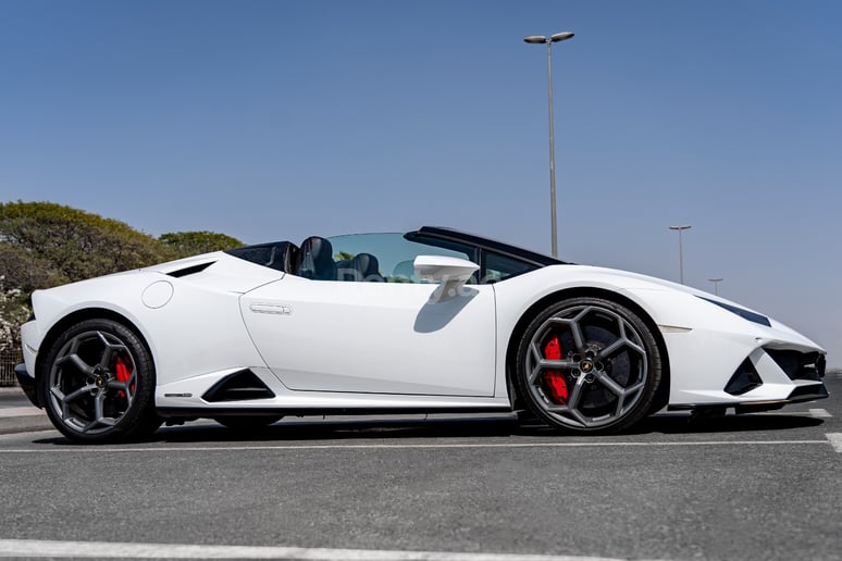 Lamborghini Huracan Evo Spyder (Wei&szlig;), 2020  zur Miete in Dubai