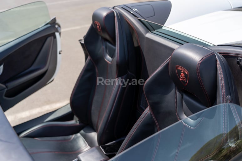 Lamborghini Huracan Evo Spyder (Wei&szlig;), 2020  zur Miete in Dubai