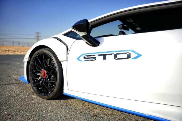 在迪拜 租 兰博基尼Huracan STO (白色), 2022