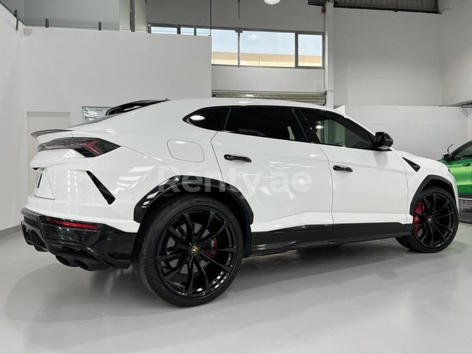 Lamborghini Urus (Wei&szlig;), 2019  zur Miete in Dubai