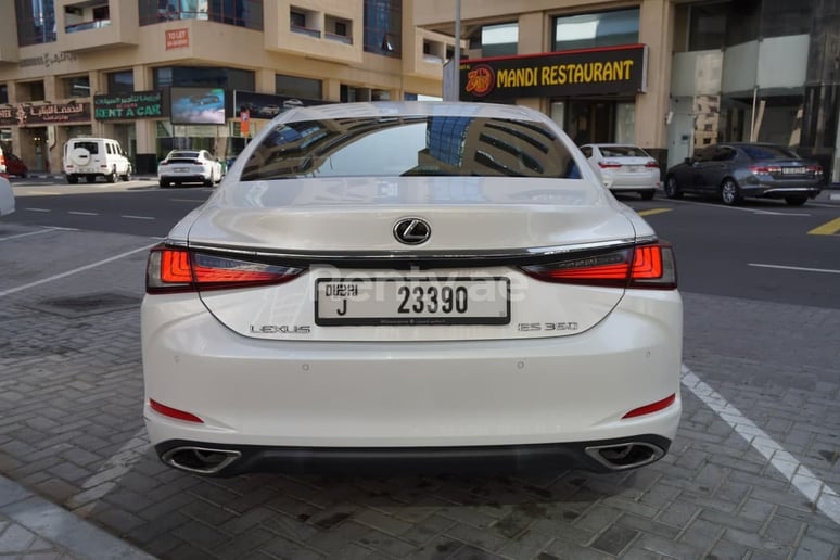 Lexus ES (Белый), 2019 для аренды в Шарджа
