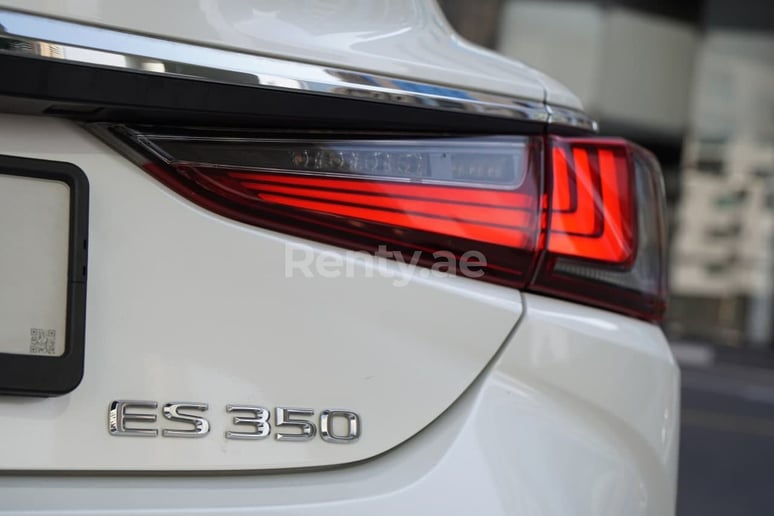 Lexus ES (Белый), 2019 для аренды в Шарджа