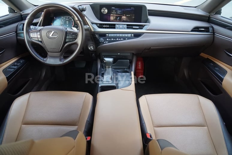 Lexus ES (Белый), 2019 для аренды в Шарджа