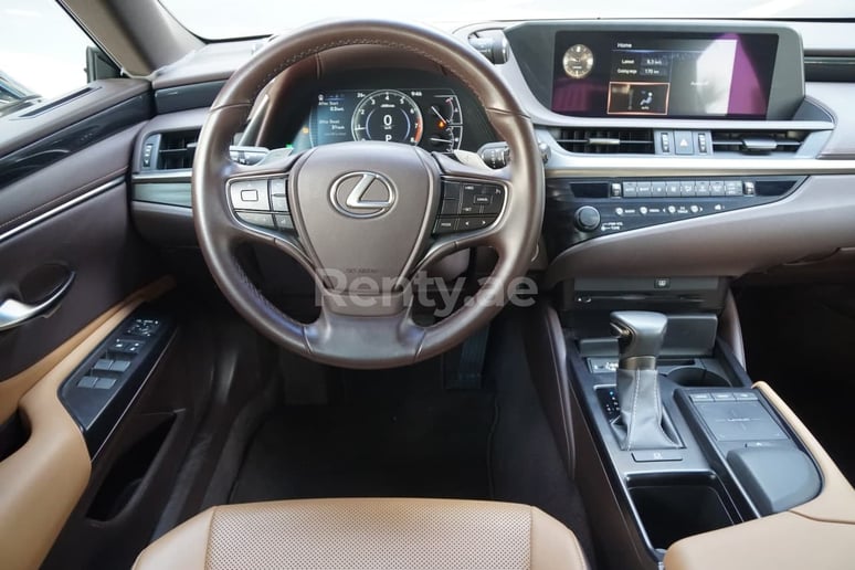 Lexus ES (Белый), 2019 для аренды в Шарджа