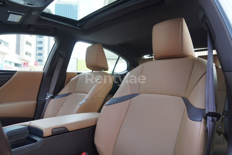 Lexus ES (Белый), 2019 для аренды в Шарджа