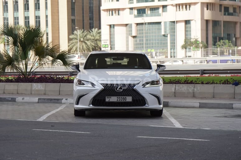 Lexus ES (Белый), 2019 для аренды в Шарджа
