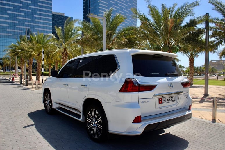 Lexus LX 570 Signature (Blanc), 2020 &agrave; louer &agrave; Duba&iuml;