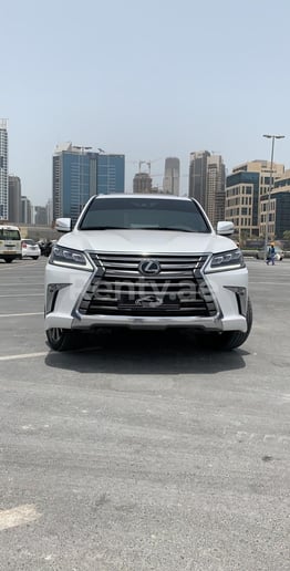 在迪拜 租 雷克萨斯LX 570 (白色), 2019