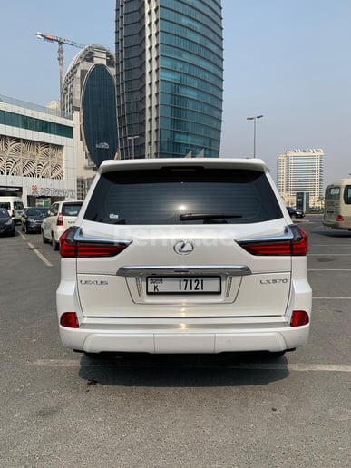 在迪拜 租 雷克萨斯LX 570 (白色), 2019
