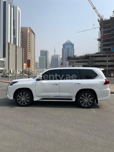 在迪拜 租 雷克萨斯LX 570 (白色), 2019