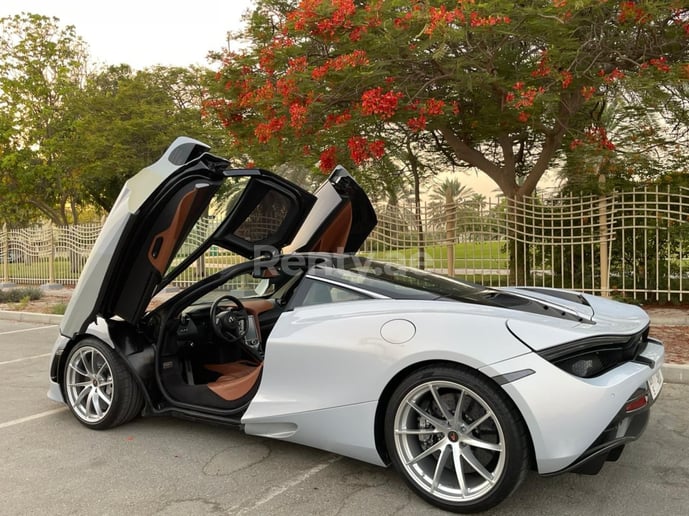 McLaren 720 S (Blanc), 2020 &agrave; louer &agrave; Duba&iuml;
