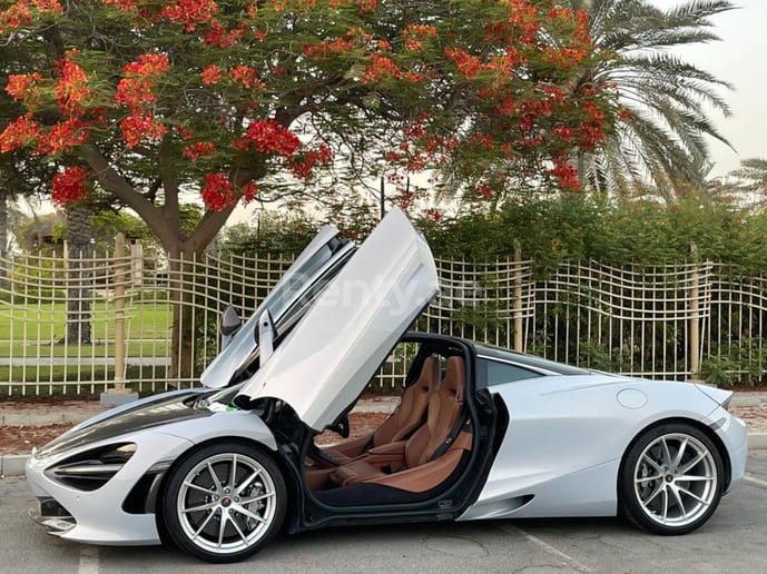McLaren 720 S (Blanc), 2020 &agrave; louer &agrave; Duba&iuml;