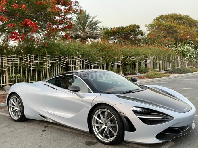 McLaren 720 S (Blanc), 2020 &agrave; louer &agrave; Duba&iuml;