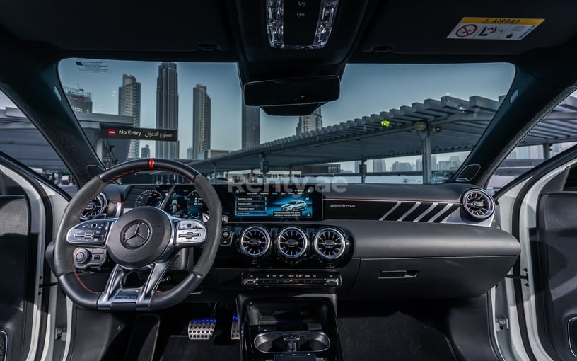 Mercedes A45 AMG (Blanc), 2021 &agrave; louer &agrave; Duba&iuml;