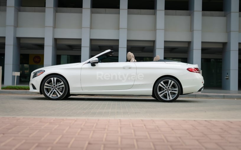 Abu Dabi'de kiralık Mercedes C300 cabrio (Beyaz), 2021
