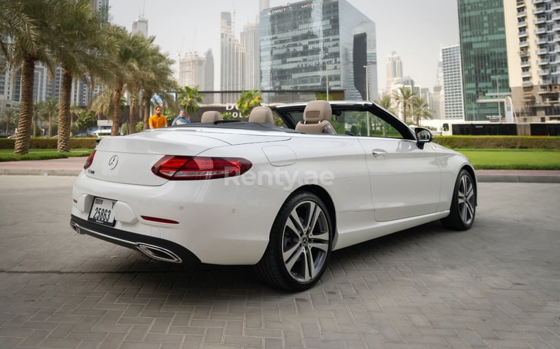 Abu Dabi'de kiralık Mercedes C300 cabrio (Beyaz), 2021