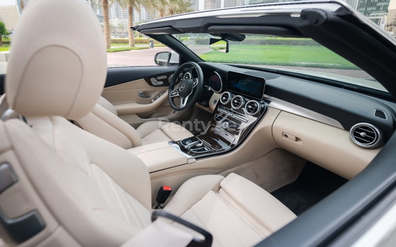 Abu Dabi'de kiralık Mercedes C300 cabrio (Beyaz), 2021