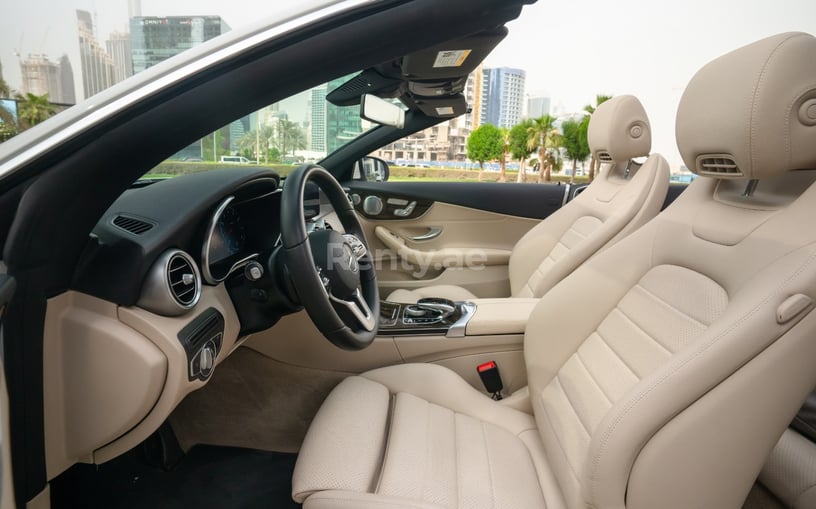 Abu Dabi'de kiralık Mercedes C300 cabrio (Beyaz), 2021