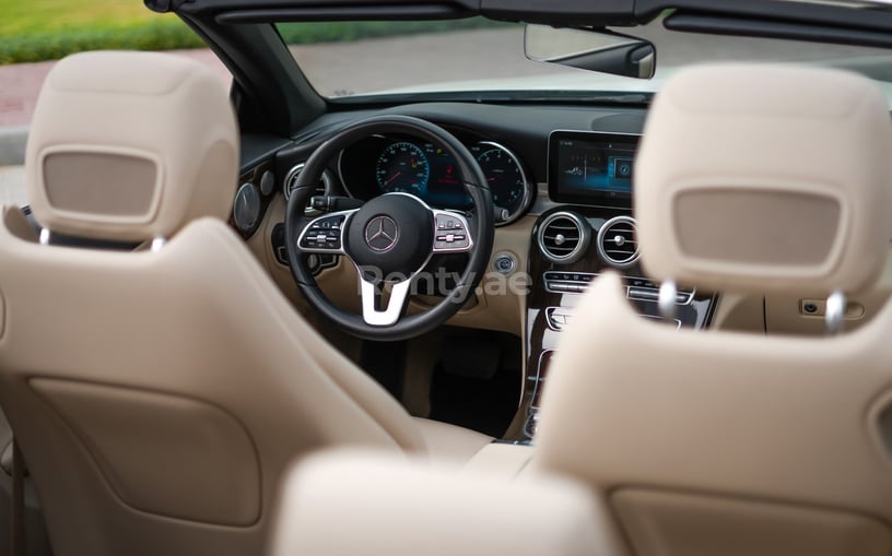 Abu Dabi'de kiralık Mercedes C300 cabrio (Beyaz), 2021