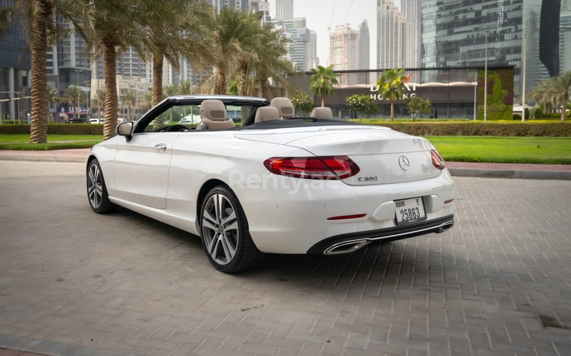 Mercedes C300 cabrio (Wit), 2021 te huur in Abu Dhabi
