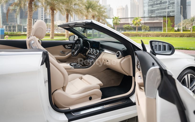 Mercedes C300 cabrio (Wit), 2021 te huur in Abu Dhabi