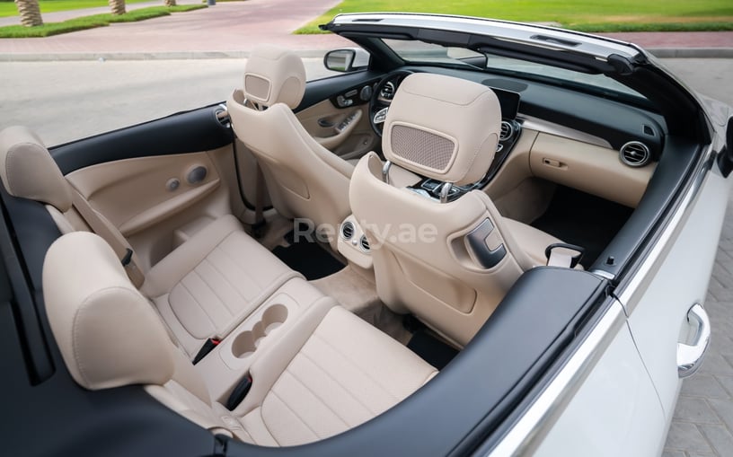 Mercedes C300 cabrio (Wit), 2021 te huur in Abu Dhabi