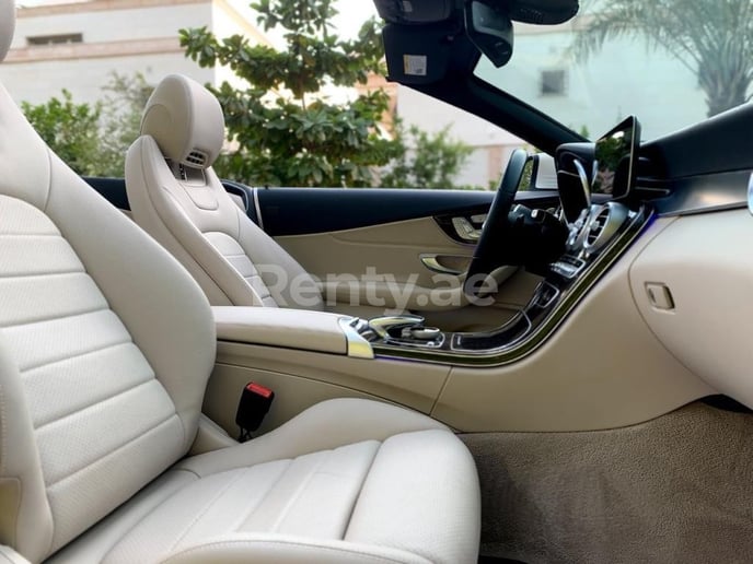 Mercedes C300 cabrio (Wit), 2021 te huur in Abu Dhabi