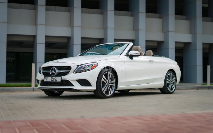 Mercedes C300 cabrio (Wit), 2021 te huur in Abu Dhabi