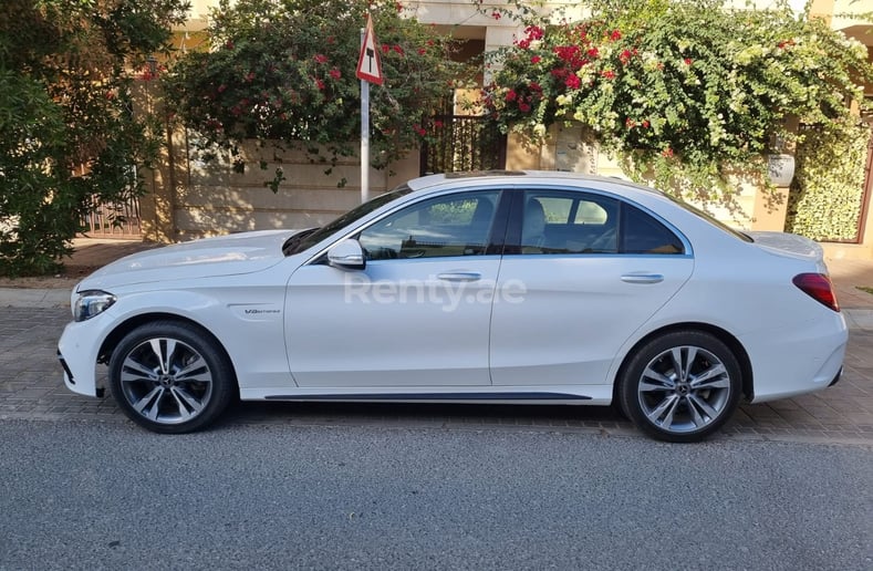 Mercedes C Класс (Белый), 2018 для аренды в Дубай