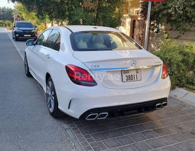 Mercedes C Класс (Белый), 2018 для аренды в Дубай