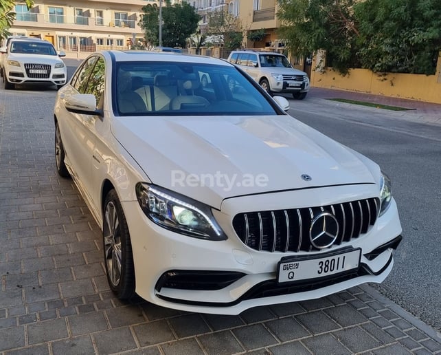 Mercedes C Класс (Белый), 2018 для аренды в Дубай