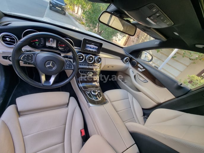 Mercedes C Класс (Белый), 2018 для аренды в Дубай