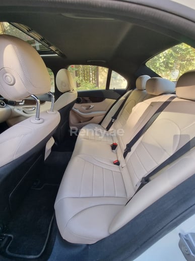 Mercedes C Класс (Белый), 2018 для аренды в Дубай