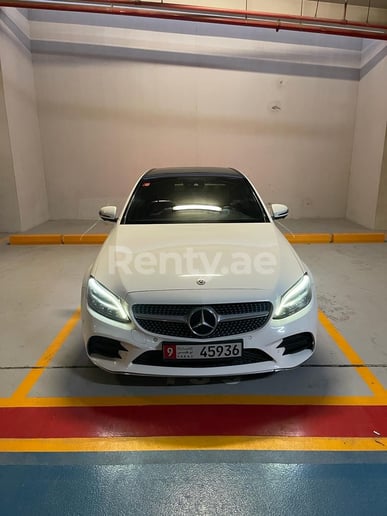 Dubai'de kiralık Mercedes C200 Serisi (Beyaz), 2019