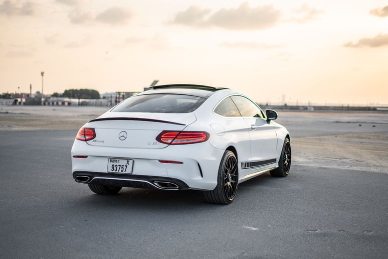 Dubai'de kiralık Mercedes C Serisi (Beyaz), 2019