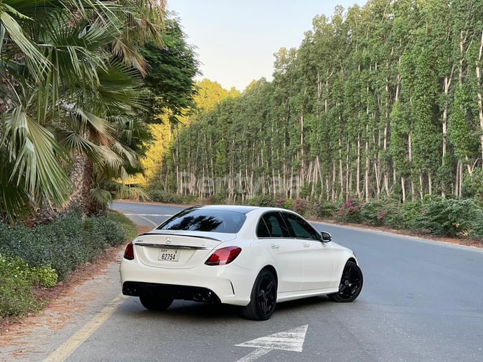 Mercedes Classe C (Blanc), 2020 &agrave; louer &agrave; Duba&iuml;