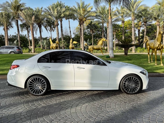 Mercedes C200 (Blanc), 2022 &agrave; louer &agrave; Abu Dhabi