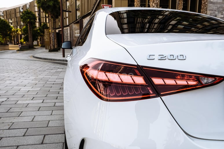 Mercedes C200 (Blanc), 2022 &agrave; louer &agrave; Abu Dhabi